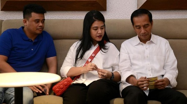 Potret Jokowi Nonton Dilan 1990 Bareng Kahiyang-Bobby