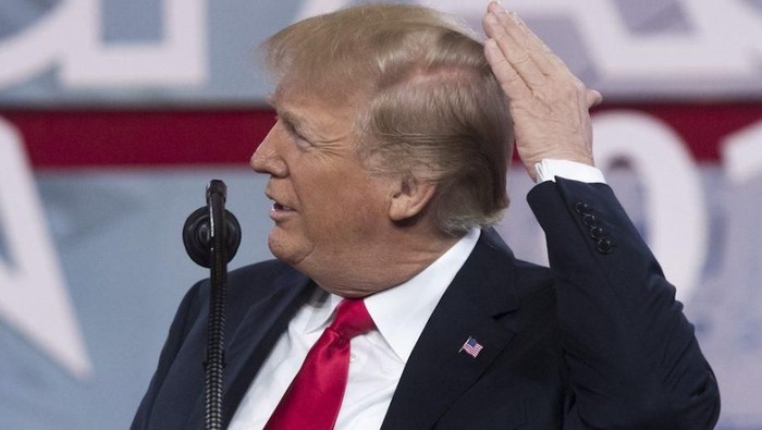 Gaya Trump Tanggapi Video Viral Rambutnya yang Alami Kebotakan