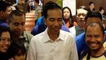 Gaya Santai Jokowi Pamer 3 Tiket Film Dilan 1990