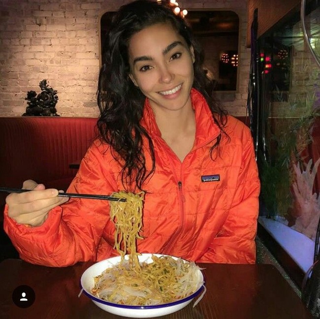 Perut rata dan tubuh idealnya juga didapat dari diet yang cukup ketat. Adrianne mengaku sarapan dengan roti yang diolesi alpukat dan makan camilan dari kacang-kacangan. Tapi bukan berarti dia sama sekali tak menyentuh karbohidrat. Karena keturunan China, Adrianne pun pecinta mie. Foto: Dok. Instagram