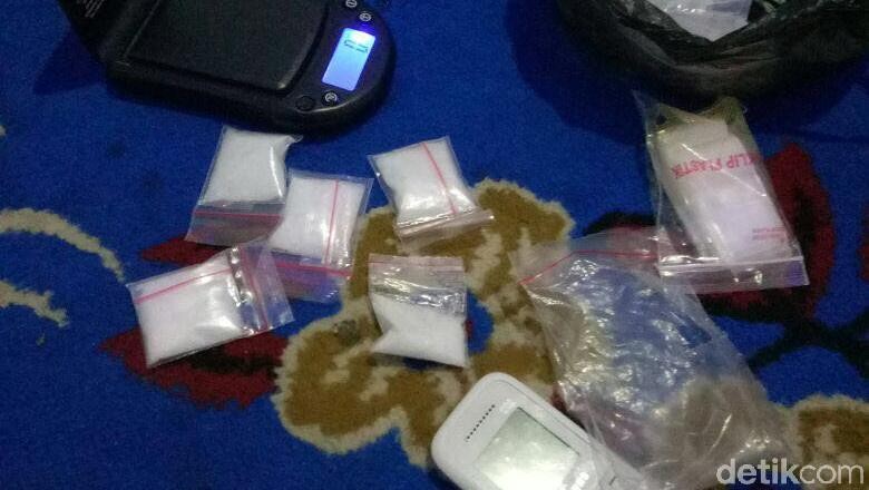 Polisi Tangkap 2 Pengedar Sabu di Makassar Polisi Tangkap 2 Pengedar Sabu di Makassar