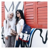 Pasangan kembar identik ini menarik perhatian publik karena sama-sama aktif menjadi beauty blogger. Mereka adalah Cyndi Adissa dan Cynda Adissa. (Foto: Instagram/ Cyndi Adissa dan Cynda Adissa)