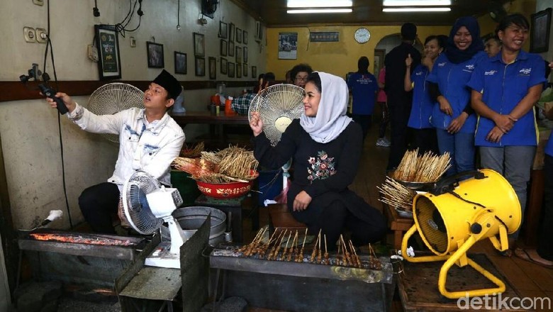 Ngevlog Sate Klopo, Puti Ingin Kuliner Jadi Industri Kreatif Ngevlog Sate Klopo, Puti Ingin Kuliner Jadi Industri Kreatif