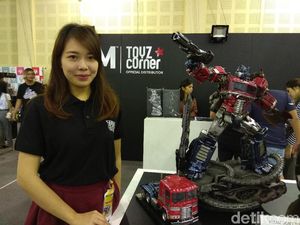 Deretan SPG Cantik yang Bikin Salah Fokus di Toys Fair Balai Kartini