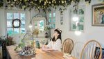 Nikmatnya Menghirup Matcha Latte dengan Suasana Kebun Bunga di Kafe Ini