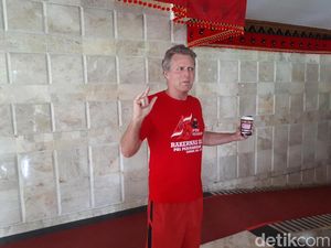 Gaya Metal Bule Amerika Pakai Kaos Rakernas PDIP di Bali