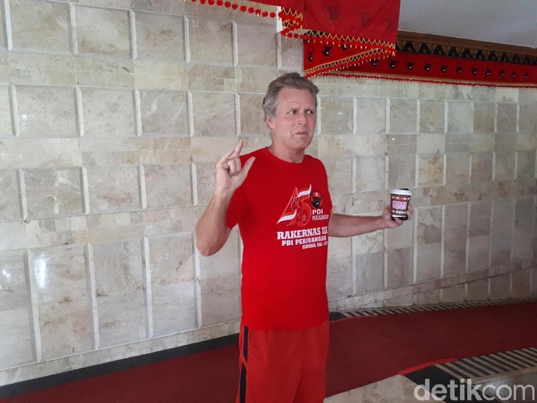 Gaya Metal Bule Amerika Pakai Kaos Rakernas PDIP di Bali Gaya Metal Bule Amerika Pakai Kaos Rakernas PDIP di Bali