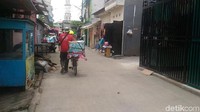 Menurut warga, Muhammad Fitrawansyah (7) yang merupakan korban tewas merupakan anak dari penjual nasi warteg. Kedua orang tuanya mengontrak di kawasan tersebut.
