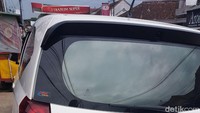 Foto: Sementara dari tangan Ade, polisi menyita satu unit mobil Daihatsu Sigra putih dan tiga unit ponsel. (Istimewa)