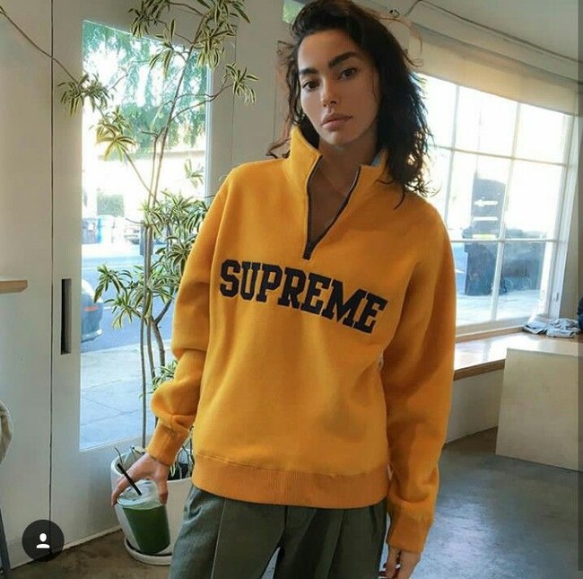 Kalo ini Adrianne pose dengan sweater dari Supreme. Cantik, seksi dan stylish. Foto: Dok. Instagram