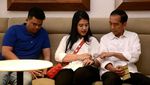 Potret Jokowi Nonton Dilan 1990 Bareng Kahiyang-Bobby
