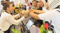 Melayani langsung para pecinta usaha kulinernya yaitu Minang Mande Cake.  Foto: Instagram @itsrossa910