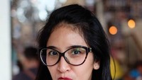 Main ke Jogja, wanita 42 tahun ini sempat mampir ke Tempo Gelato. Di genggamannya ada gelato cokelat yang kelihatan enak banget. Foto: Instagram novitaangie