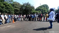 Terlihat antrean panjang para sopir untuk bisa mendapat SIM A Umum kolektif.
