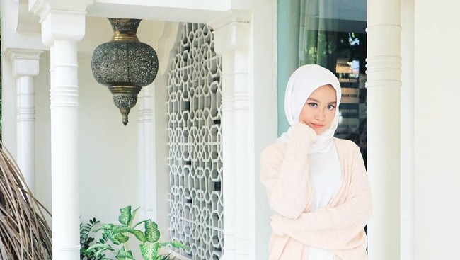 Begitupun dengan selera fashion mereka, Cyndi Adissa yang memakai hijab lebih sering memakai warna netral dengan busana potongan loose. Sedangkan Cynda sering mencoba beragam gaya yang playful. (Foto: Instagram/ Cyndi Adissa dan Cynda Adissa)
