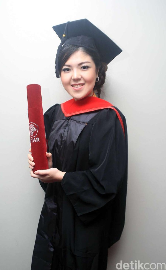 Penyanyi Tina Toon yang saat kecil terkenal dengan lagu Bolo Bolo berhasil menyandang gelar Magister Hukum dari Universitas Tarumanegara hanya dalam waktu 1,5 tahun perkuliahan. Tina pun mendapat gelar cum laude saat wisuda. (Foto: Dok. Instagram)