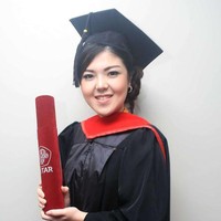 Penyanyi Tina Toon yang saat kecil terkenal dengan lagu Bolo Bolo berhasil menyandang gelar Magister Hukum dari Universitas Tarumanegara hanya dalam waktu 1,5 tahun perkuliahan. Tina pun mendapat gelar cum laude saat wisuda. (Foto: Dok. Instagram)