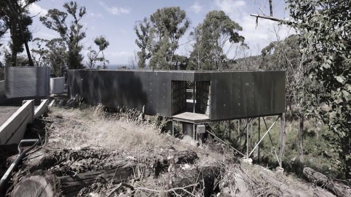 Dengan kreativitas yang tinggi, rumah bisa dibangun dari kontainer bekas. Menariknya, rumah ini bisa dibangun dilereng bukit.