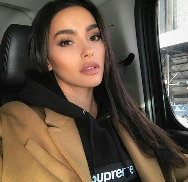 Alis tebal khas wanita Prancis dengan wajah yang kental dengan Asia menjafi perpaduan yang unik. Foto: Dok. Instagram