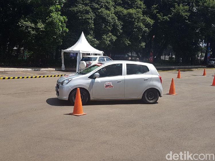 Latihan Berkendara Aman untuk Sopir Taksi Online dan Offline