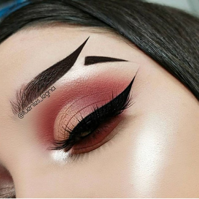 Pemilik akun  @fuentes_legna memberikan detail closeup up pada penampilan wajahnya dengan alis mirip buntut ikan. Foto: Dok. Instagram