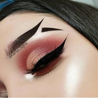 Pemilik akun  @fuentes_legna memberikan detail closeup up pada penampilan wajahnya dengan alis mirip buntut ikan. Foto: Dok. Instagram