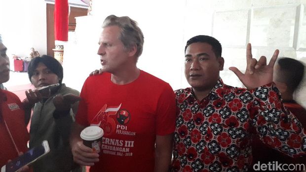 Gaya 'Metal' Bule Amerika Pakai Kaos Rakernas PDIP di Bali