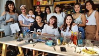 Berkumpul bersama di salah satu kafe bersama teman-teman artis. Cantik-cantik yah! Foto: Instagram @itsrossa910