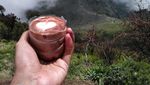 Anti Mainstream! 10 Foto Tunjukkan Pria Ini Bikin Latte Art di Puncak Gunung Indonesia
