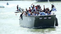 Warga tampak sangat semringah saat menumpang di kapal tersebut.