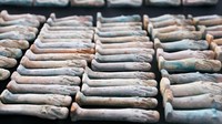Selain itu ada seribuan patung kecil yang ditemukan. Patung-patung ini berbentuk menyerupai sarkofagus dan belum terungkap apa fungsinya. Foto: Mohamed Abd El Ghany/Reuters