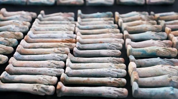 Patung-petung kecil yang ditemukan dari situs tersebut.