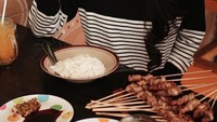 Meski suka dengan makanan Jepang, tapi Sandra juga gemar menyantap sate ayam yang disajikan diatas hotplate dengan nasi hangat. Bikin lapar! Foto: Instagram/sandradewi88