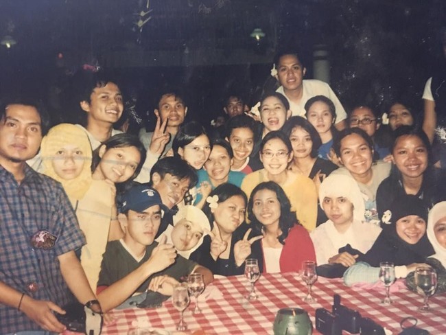 Istri Ahmad Dhani ini juga pernah menggunggah fotonya semasa kuliah. Waktu KKL kuliah di taun 2001 di Bali. Ada yg bisa nebak, aku yang mana hayo??? (Foto: Instagram/Mulan Jameela)