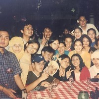 Istri Ahmad Dhani ini juga pernah menggunggah fotonya semasa kuliah. Waktu KKL kuliah di taun 2001 di Bali. Ada yg bisa nebak, aku yang mana hayo??? (Foto: Instagram/Mulan Jameela)