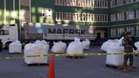 Kepolisian Bolivia menyita 7 ton kokain yang dipercaya akan diselundupkan ke Amerika Serikat pada Agustus 2016. Barang haram itu disembunyikan dalam bijih material. Foto: Reuters
