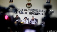 Ketua Badan Pengawas Pemilu (Bawaslu) Abhan (tengah) didampingi Bawaslu Fritz Edward Siregar (kiri) bersama peneliti Indonesia Budget Center (IBC) Ibeth Kusrini (kedua kiri) dan Direktur IBC Roy Salam (kanan) menyampaikan keterangan pers terkait titk rawan korupsi Pilkada Serentak 2018.