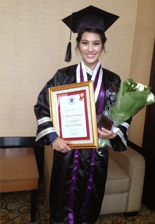 Bintang sinetron Alyssa Soebandono juga membuktikan bahwa kesibukan pekerjaan di dunia keartisan bukan halangan untuk menyelesaikan pendidikan hingga setinggi mungkin. Buktinya Alyssa yang laris di layar kaca mampu lulus S2 jurusan Corporate Communication di London School Public relation (LSPR). Dan yang lebih mengesankan, istri Dude Herlino itu lulus dengan predikat cum laude. (Foto: Dok. Instagram)