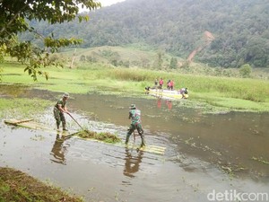 Normalisasi Hulu Ciliwung , TNI-Polri Keruk Telaga Saat di Puncak