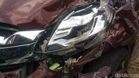 Bagian mesin pun sampai terlihat mengintip dari lubang di mobil itu.