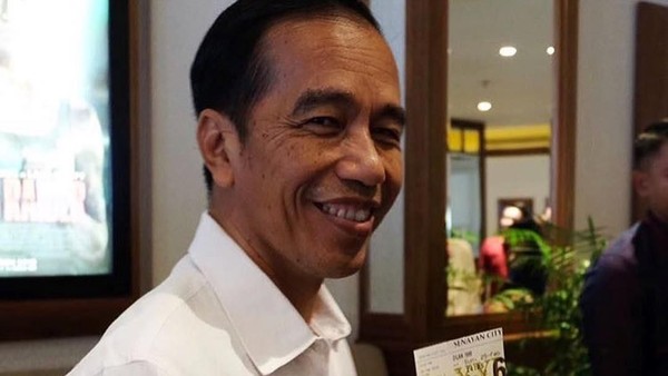 Gaya Santai Jokowi Pamer 3 Tiket Film Dilan 1990