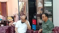 Novel dan Anies terlihat menyimak pembicaraan anggota keluarga di ruangan tersebut.