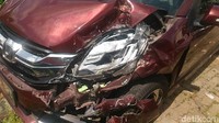 Terlihat bagian depan kap mobil penyok parah.