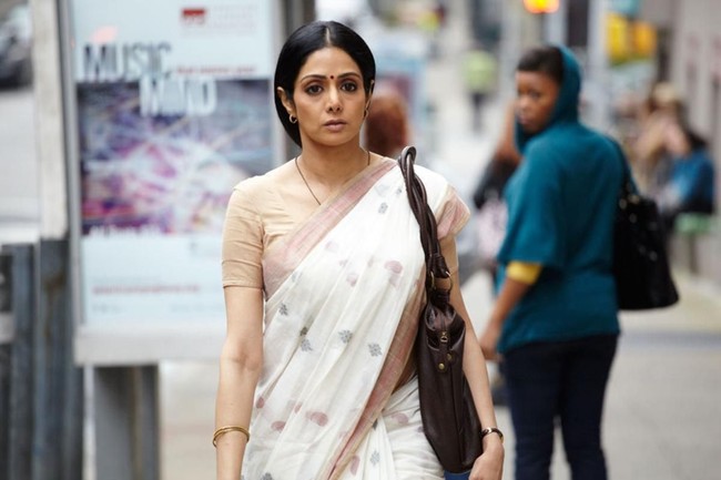  Tiba di puncak ketenaran, Sridevi memutuskan vakum sejenak untuk fokus membesarkan dua anaknya. Akhir 90-an, ia kembali lagi. Namun, penampilan Sridevi di English Vinglish (2012) menjadi titik baliknya sebagai aktris Bollywood ternama. (Foto: IMDb)