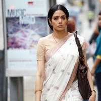  Tiba di puncak ketenaran, Sridevi memutuskan vakum sejenak untuk fokus membesarkan dua anaknya. Akhir 90-an, ia kembali lagi. Namun, penampilan Sridevi di English Vinglish (2012) menjadi titik baliknya sebagai aktris Bollywood ternama. (Foto: IMDb)
