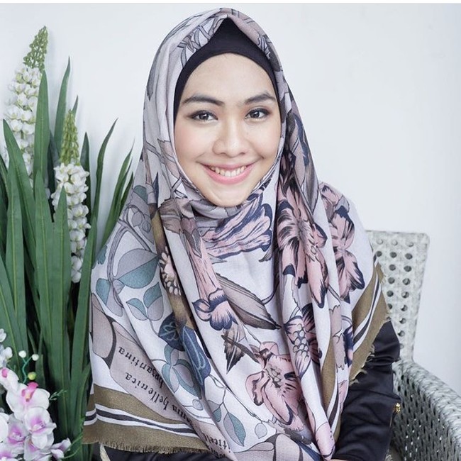 Bintang sinetron yang kini juga jadi penceramah dan desainer Oki Setiana Dewi menyelesaikan pendidikan S2 jurusan Pendidikan Anak Usia Dini pada 2016. Saat itu meski tak berhasil meraih gelar cum laude, Oki lulus dengan IPK memuaskan yaitu 3,81. (Foto: Instagram)