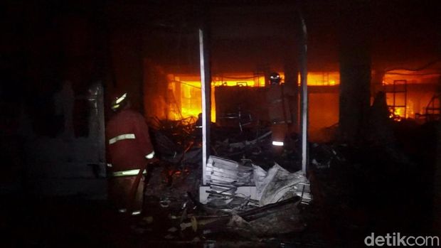 15 Jam Lebih, Api di Pasar Banjarsari Pekalongan Belum Padam