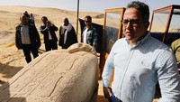 Menteri yang mengurusi benda antik Mesir, Khaled El-Enany mengatakan penemuan pada Sabtu (24/2) di dekat Tuna al-Gabal terbilang besar.  Foto: Mohamed Abd El Ghany/Reuters