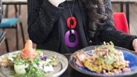 Hmm, Sandra terlihat bingung memilih menu brunch apa yang akan dia santap duluan. Dua-duanya terlihat enak. Foto: Instagram/sandradewi88