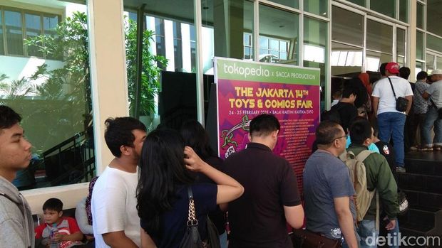 Ratusan Orang Antre Mengular di Balai Kartini, Ada Apa Sih?